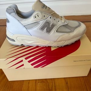 990 New Balance Men’s 8/Women’s 10. NWT white and Grey